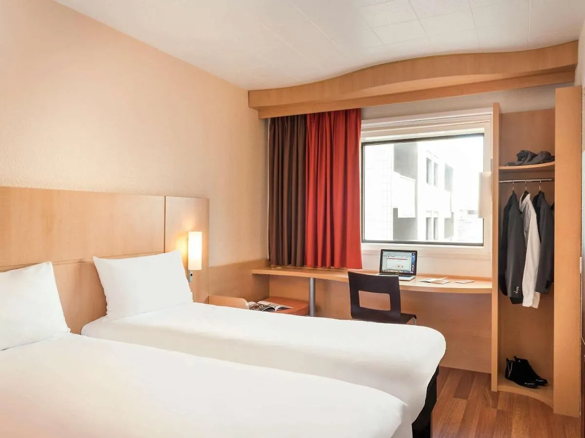 Hotel ibis Paris la Défense Esplanade Courbevoie Francia