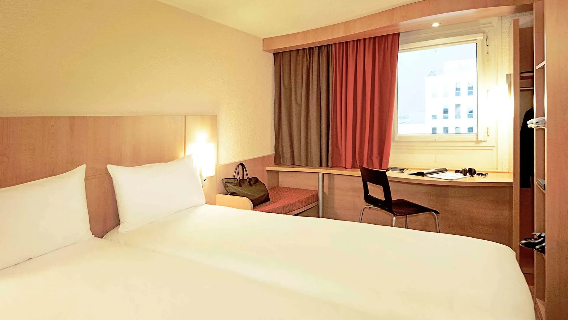 Hotel ibis Paris la Défense Esplanade Courbevoie Francia