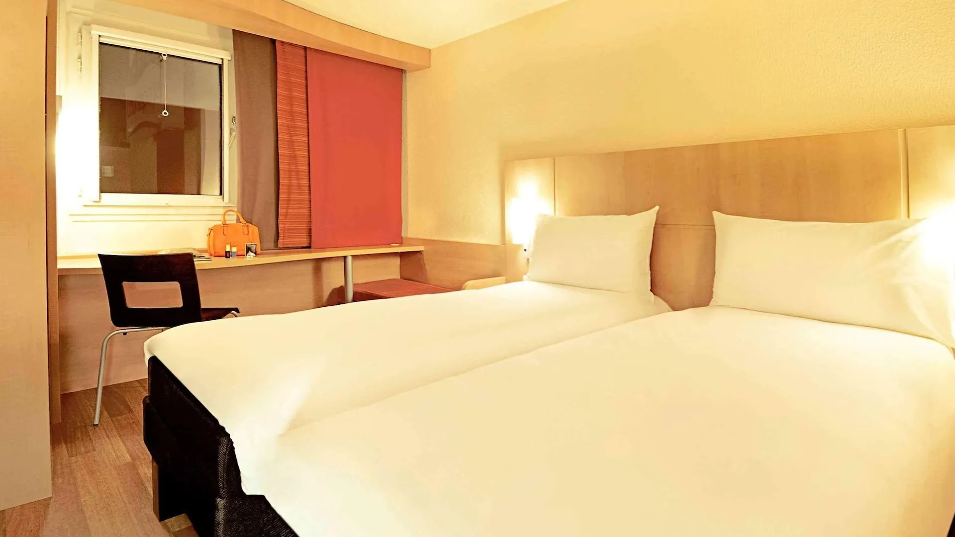 ***  Hotel ibis Paris la Défense Esplanade Courbevoie Francia