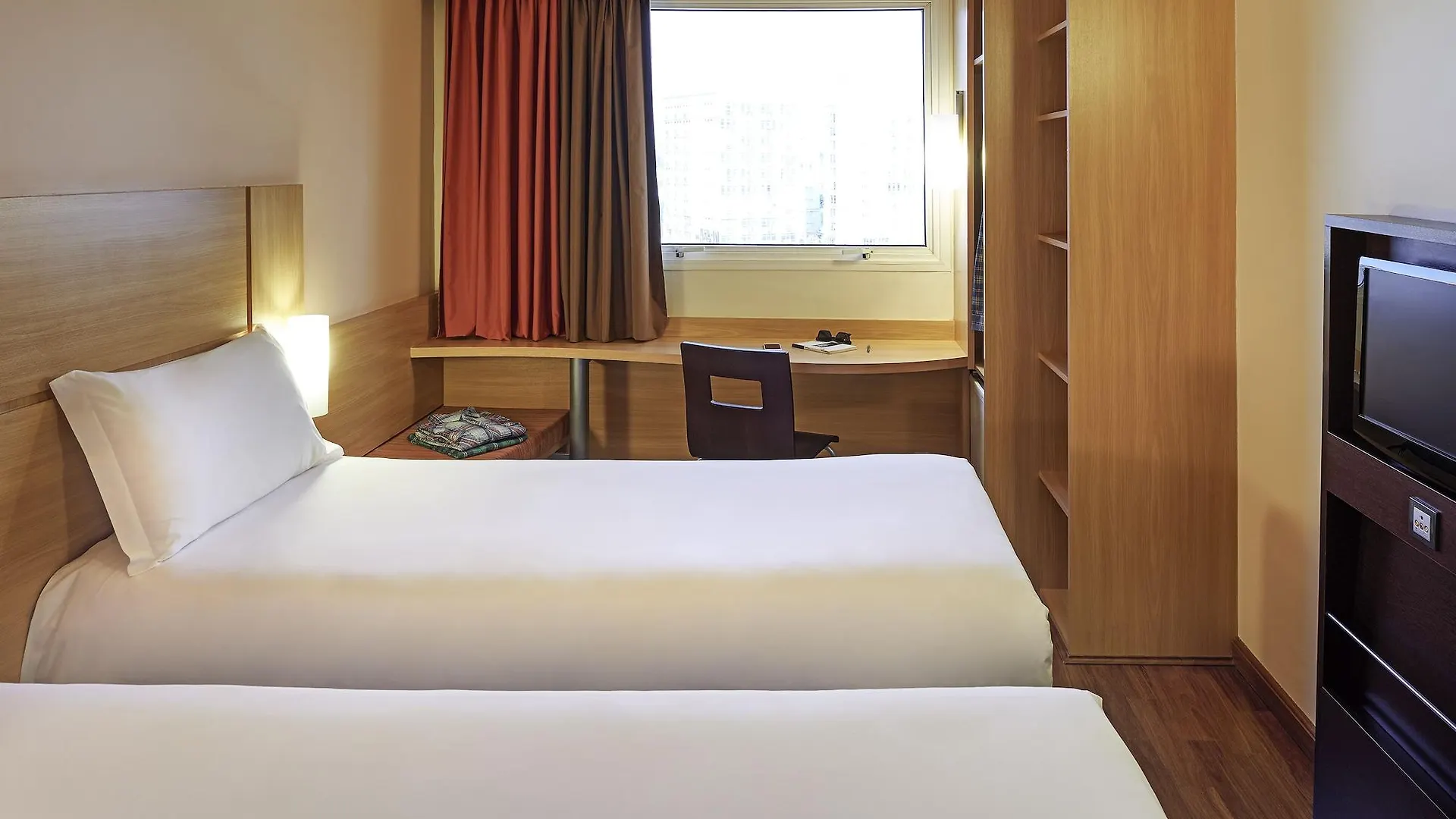 Hotel ibis Paris la Défense Esplanade Courbevoie 3*,