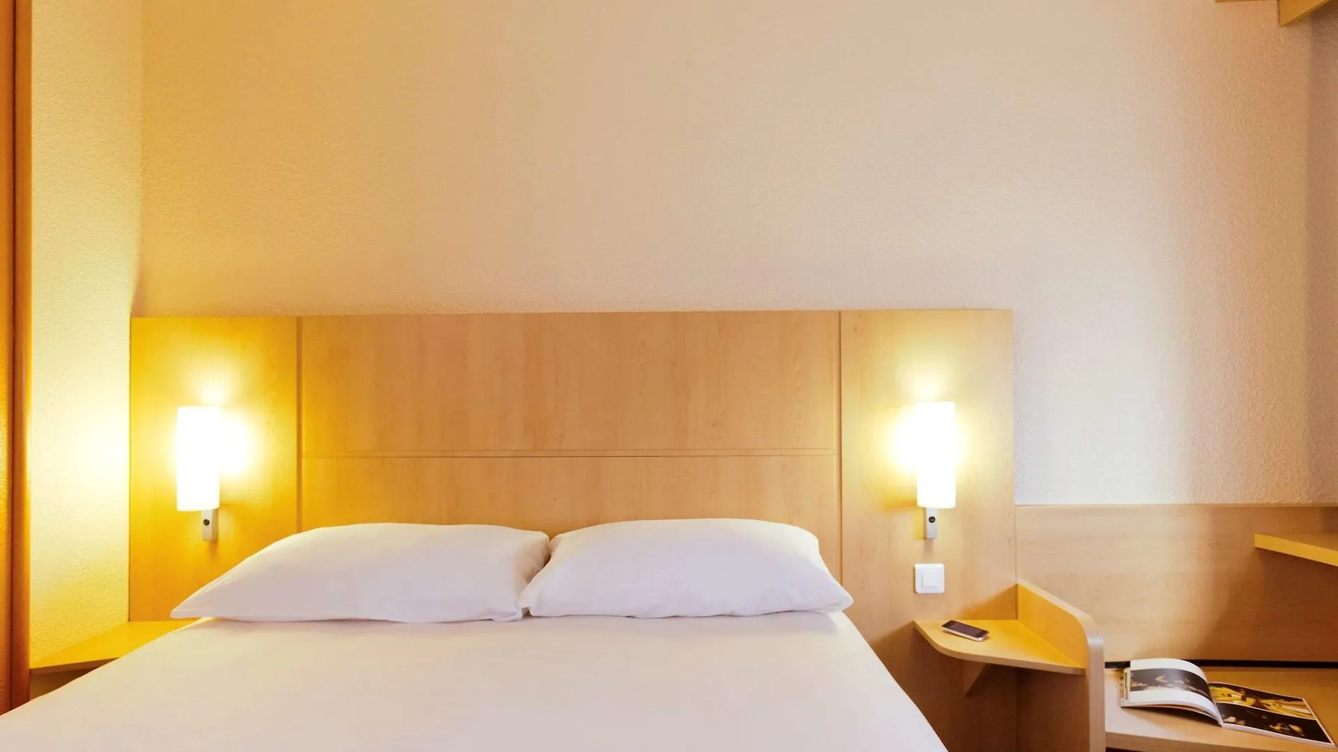 ***  Hotel ibis Paris la Défense Esplanade Courbevoie Francia