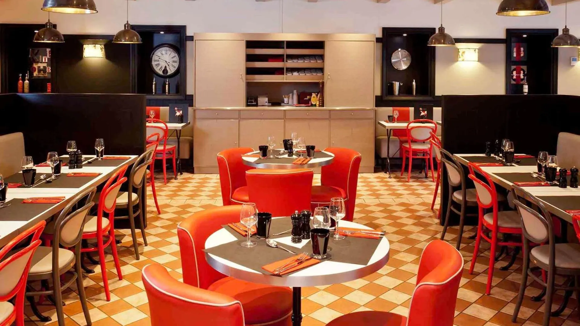 Hotel ibis Paris la Défense Esplanade Courbevoie Francia
