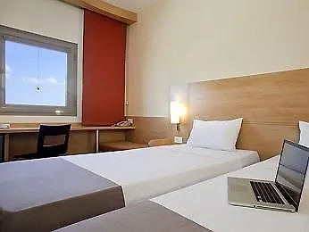 Hotel ibis Paris la Défense Esplanade Courbevoie
